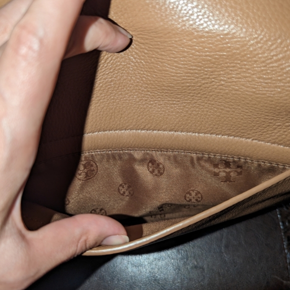 Tory Burch Britten Large Adjustable Shoulder Bag in Bark Leather, Logo - Picture 14 of 16